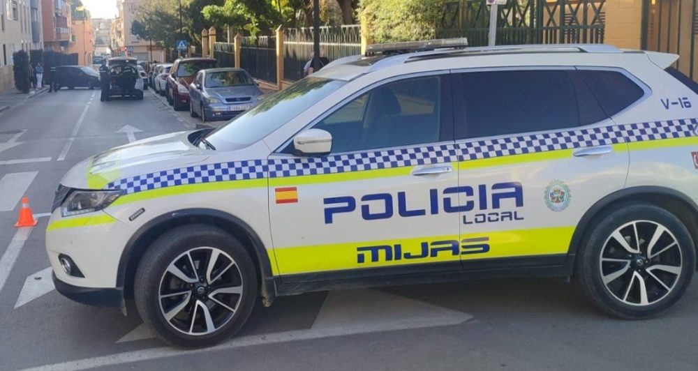 Detenido un hombre en Mijas al ser sorprendido dentro de una vivienda ajena - 16999632211739 Coche de la Policía Local de Mijas.