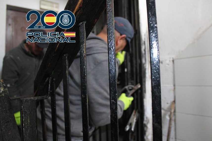 Balance del dispositivo de operación Margen en Las Albarizas: 41 detenidos y 17 casas recuperadas - 20250318 foto trabajos soldadura tapiado Las Albarizas Balance del dispositivo de operación Margen en Las Albarizas: 41 detenidos y 17 casas recuperadas - 20250318 foto trabajos soldadura tapiado Las Albarizas