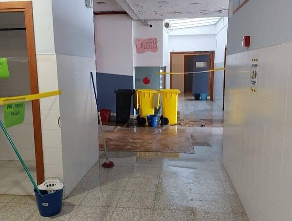 Un baño y un aula del IES Villa de Mijas afectados por filtraciones tras el temporal - 483870677 18055782050153697 8131534285268050100 n e1741697075384 Un baño y un aula del IES Villa de Mijas afectados por filtraciones tras el temporal - 483870677 18055782050153697 8131534285268050100 n e1741697075384