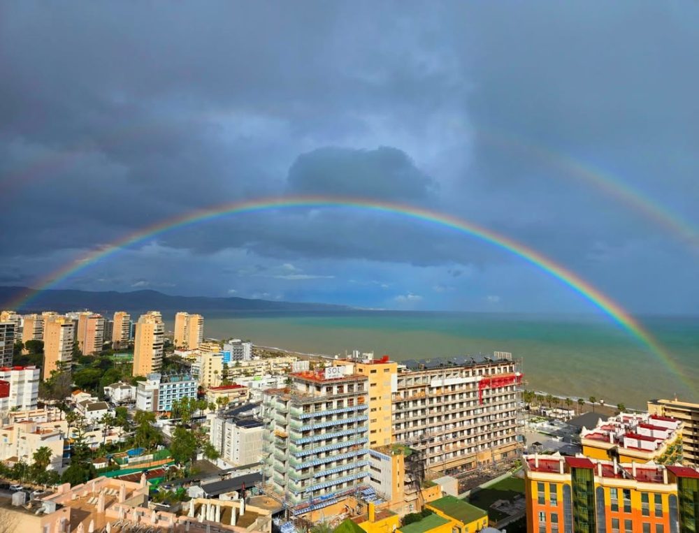 Torremolinos desactiva su dispositivo de emergencia tras 150 horas de intensas lluvias - @anna bogda Arco iris sobre Torremolinos