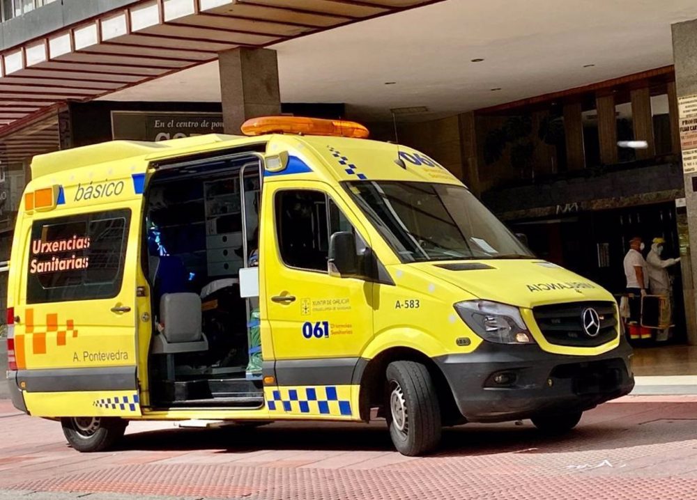Herido un joven tras ser atropellado mientras cruzaba en patinete en Estepona - Ambulancia Ambulancia