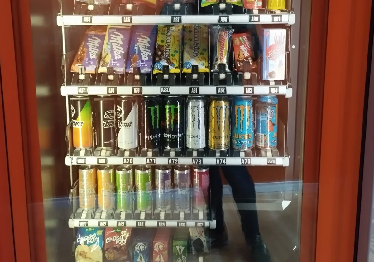 Bebidas azucaradas y energéticas en una máquina expendedora
