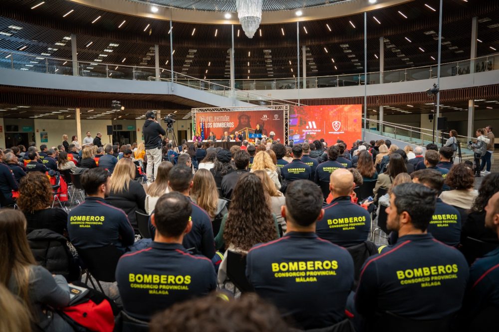 El Consorcio Provincial de Bomberos de Málaga ya atiende a 800.000 habitantes de 98 municipios - Bomberos acto Torremolinos