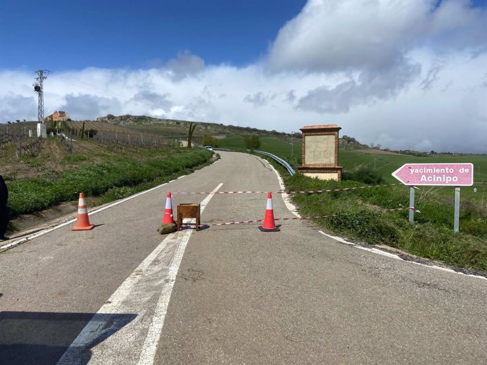 Cortada por un deslizamiento la carretera MA-7402 en Ronda en la zona que da acceso al yacimiento de Acinipo - Carretera Acinipo Cortada por un deslizamiento la carretera MA-7402 en Ronda en la zona que da acceso al yacimiento de Acinipo - Carretera Acinipo