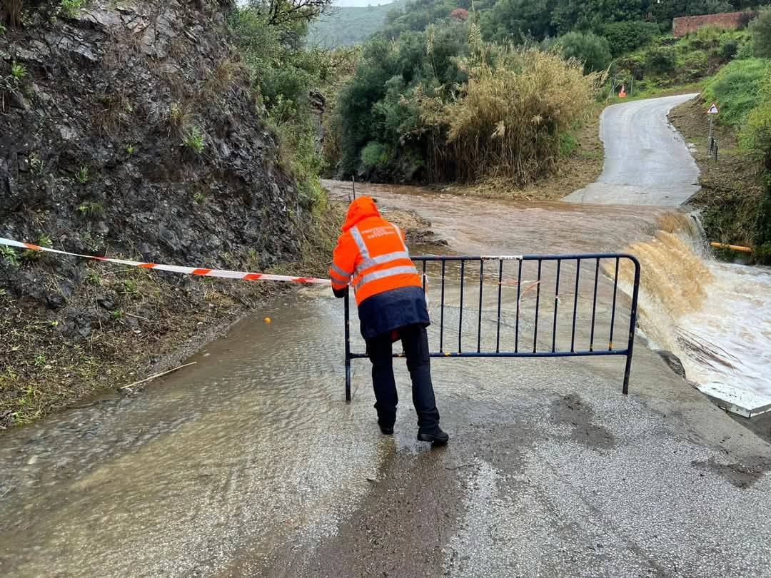 La jornada de lluvia genera decenas de incidencias en la provincia de Málaga - Corte carretera Estepona La jornada de lluvia genera decenas de incidencias en la provincia de Málaga - Corte carretera Estepona