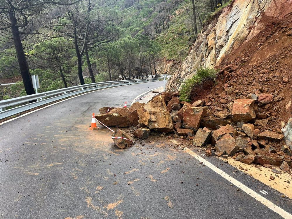 Diputación retira rocas desprendidas por las lluvias en carreteras de Genalguacil y Jubrique - Desprendimientos Diputación retira rocas desprendidas por las lluvias en carreteras de Genalguacil y Jubrique - Desprendimientos