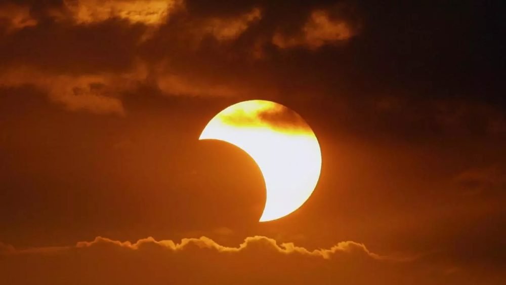 Este sábado habrá un eclipse parcial de sol: ¿cuándo y cómo verlo? - Eclipse parcial de sol Este sábado habrá un eclipse parcial de sol: ¿cuándo y cómo verlo? - Eclipse parcial de sol