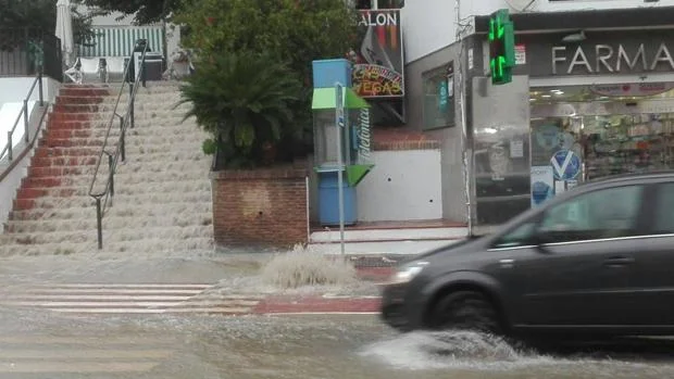 Marbella cierra puentes, túneles y parques ante el temporal de lluvias - Las fuertes lluvias colapsaron varios puntos de Marbella @Marbellasequeja Las fuertes lluvias colapsaron varios puntos de Marbella./ MSQ