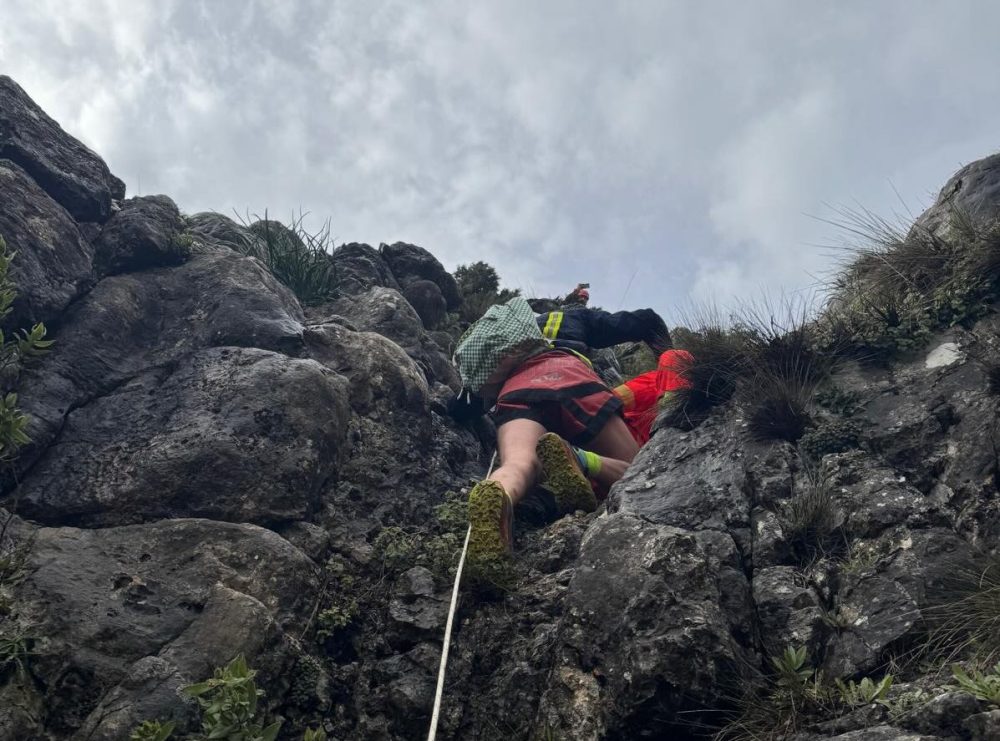 Bomberos de Marbella rescatan a un excursionista holandés atrapado en el pico de La Concha - Rescate 5 Bomberos de Marbella rescatan a un excursionista holandés atrapado en el pico de La Concha - Rescate 5