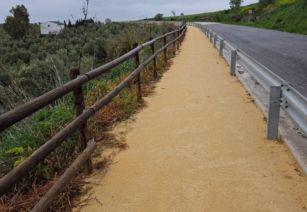 Roban 50 metros de palos de madera de una baranda de una senda peatonal en Villanueva de la Concepción - Varanda palos Roban 50 metros de palos de madera de una baranda de una senda peatonal en Villanueva de la Concepción - Varanda palos