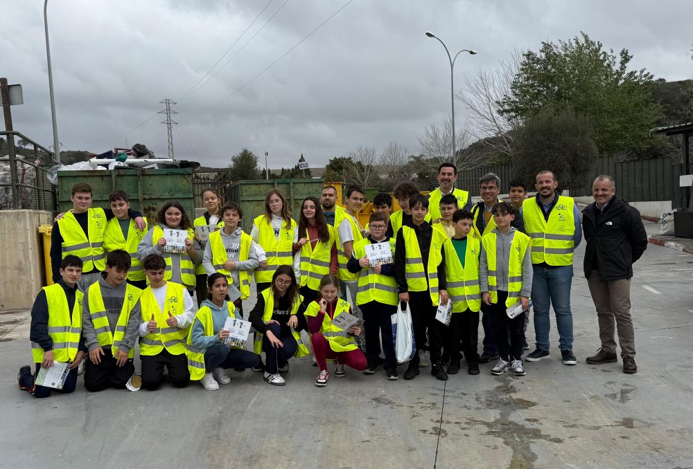 Mijas educa a sus jóvenes en el cuidado del medio ambiente en una visita al Punto Limpio - Visita punto limpio 1 Mijas educa a sus jóvenes en el cuidado del medio ambiente en una visita al Punto Limpio - Visita punto limpio 1