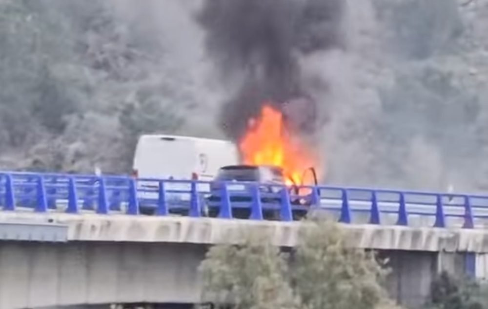 Aparatoso incendio de un vehículo en plena autopista - WhatsApp Image 2025 03 04 at 20.17.23 Aparatoso incendio de un vehículo en plena autopista - WhatsApp Image 2025 03 04 at 20.17.23