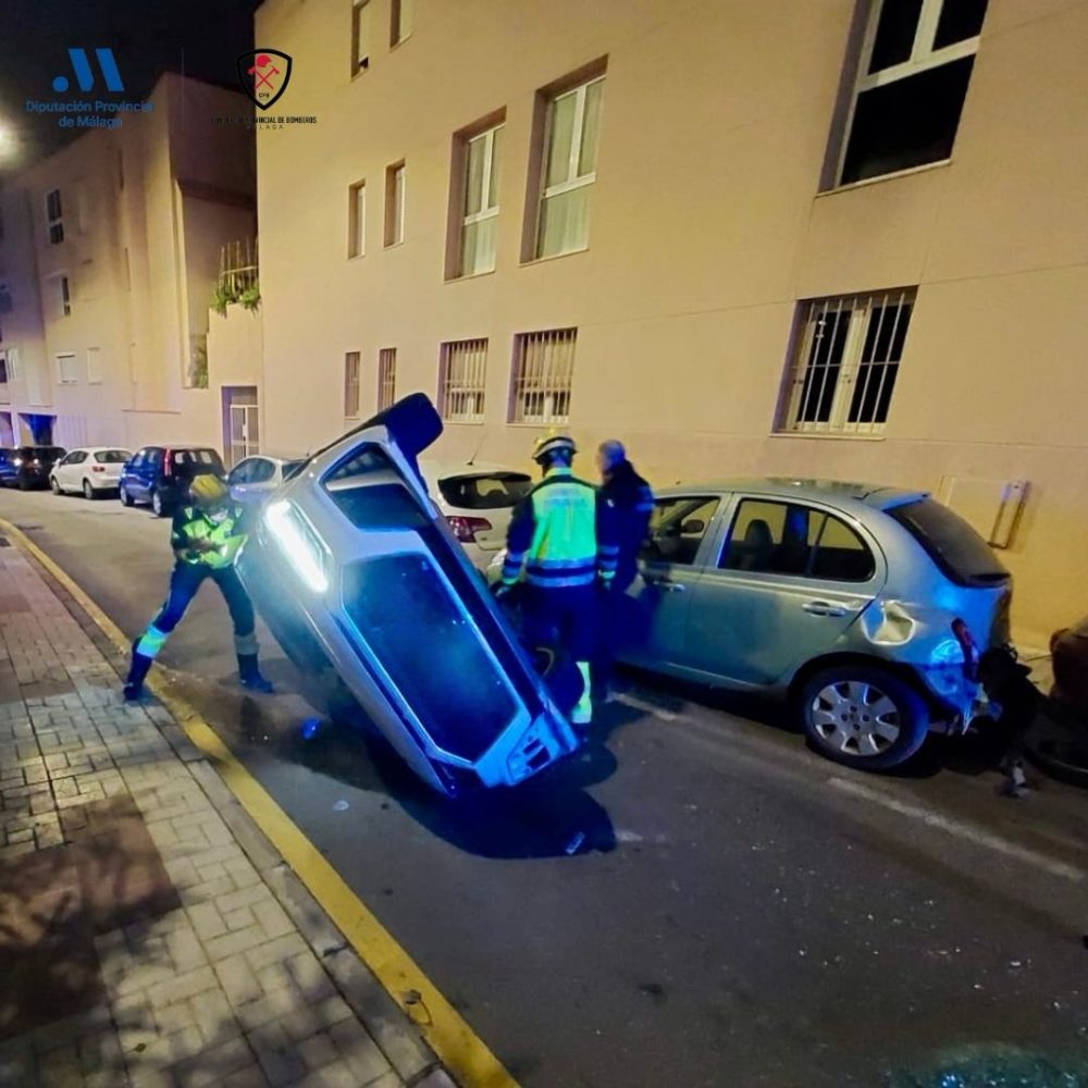 Un coche vuelca en Torremolinos tras chocar con otro vehículo que estaba estacionado - WhatsApp Image 2025 03 05 at 10.41.16 Un coche vuelca en Torremolinos tras chocar con otro vehículo que estaba estacionado - WhatsApp Image 2025 03 05 at 10.41.16