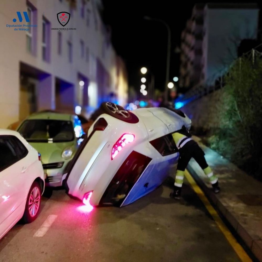 Un coche vuelca en Torremolinos tras chocar con otro vehículo que estaba estacionado - WhatsApp Image 2025 03 05 at 10.41.17 Un coche vuelca en Torremolinos tras chocar con otro vehículo que estaba estacionado - WhatsApp Image 2025 03 05 at 10.41.17