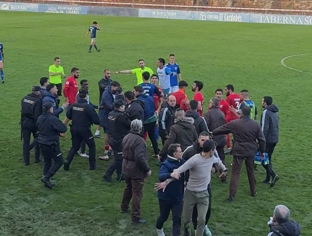 Linares se enciende tras la derrota y protagoniza una batalla campal con el Estepona - WhatsApp Image 2025 03 17 at 11.19.05 Momento del enfrentamiento en Linarejos. / Área