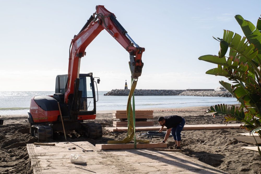 Avanza a buen ritmo la instalación de las nuevas pasarelas en las playas de Benalmádena - WhatsApp Image 2025 03 21 at 13.30.37 1 Avanza a buen ritmo la instalación de las nuevas pasarelas en las playas de Benalmádena - WhatsApp Image 2025 03 21 at 13.30.37 1