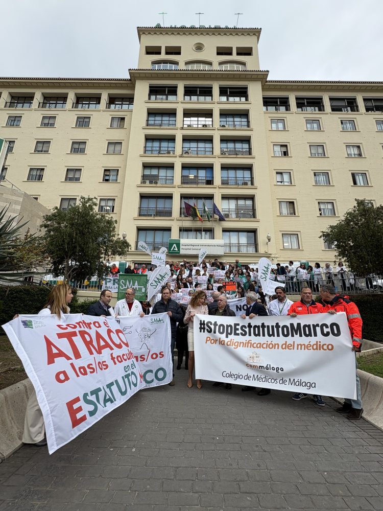 Los médicos de Málaga se vuelven a concentrar para rechazar el Estatuto Marco del Ministerio de Sanidad - YDRAY IMG 9433 Los médicos de Málaga se vuelven a concentrar para rechazar el Estatuto Marco del Ministerio de Sanidad - YDRAY IMG 9433
