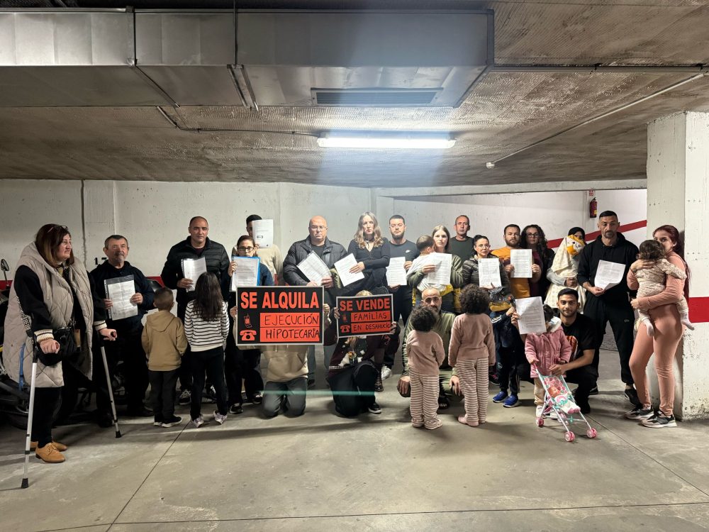 Fin al calvario para 50 familias de Torremolinos: el Ayuntamiento frena el desahucio tras acuerdo con Sareb - aa1e1695 1d03 4c9e b2b8 389510c14119 Vecinos de El Calvario a las puertas del desahucio de sus viviendas.