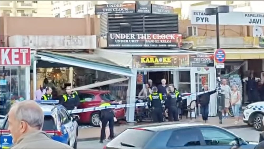 Un coche se empotra contra una terraza en Fuengirola y atropella a una joven - atropello fuengirola Imagen del vehículo impactado en la terraza. FSQ