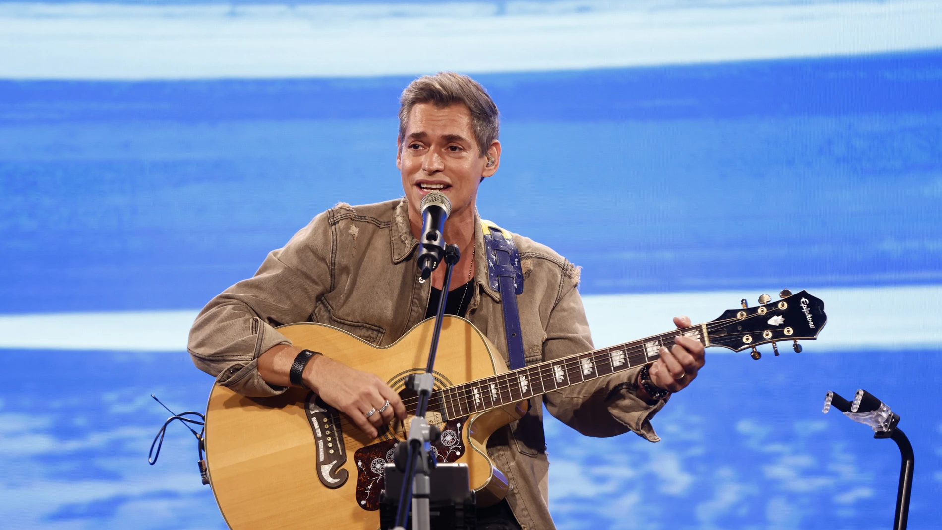 Carlos Baute actuará en Estepona dentro de la programación cultural ‘Estepona vive sus calles’ - carlos baute contagia vitaminas presentacion nuevo disco espiral 98 Carlos Baute actuará en Estepona dentro de la programación cultural ‘Estepona vive sus calles’