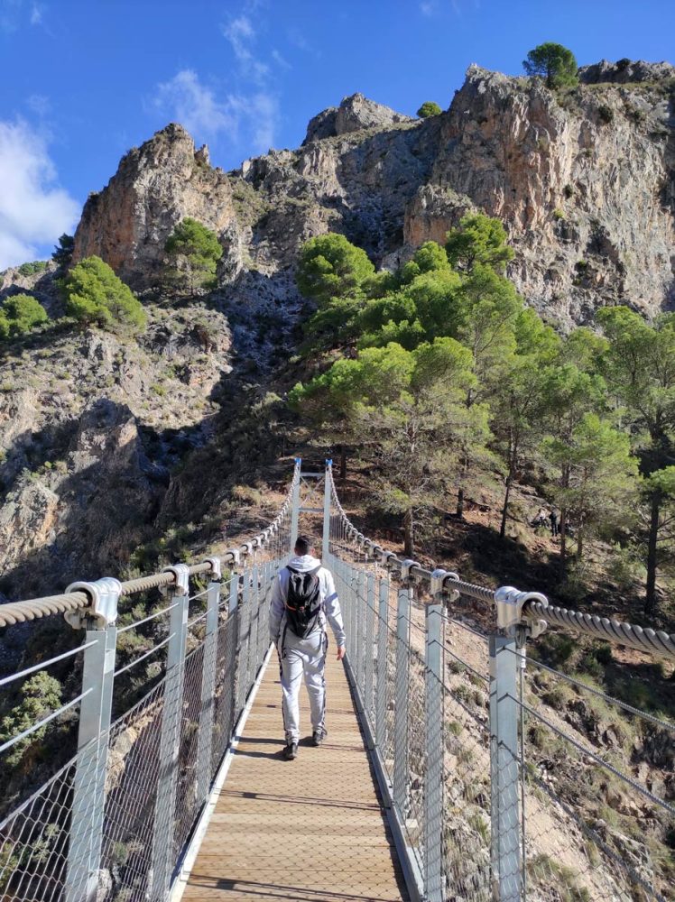 El espectacular sendero de Málaga que National Geographic compara con el Caminito del Rey - cruzando puente el saltillo canillas aceituno El espectacular sendero de Málaga que National Geographic compara con el Caminito del Rey - cruzando puente el saltillo canillas aceituno