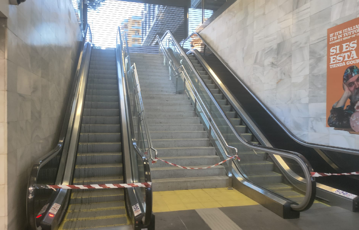 El PP de Fuengirola exige al Gobierno central solucionar los problemas de acceso a la estación del Cercanías - estacion cercanias Fuengirola La estación del Cercanías de Fuengirola, otra vez con una boca cerrada y con escaleras rotas.