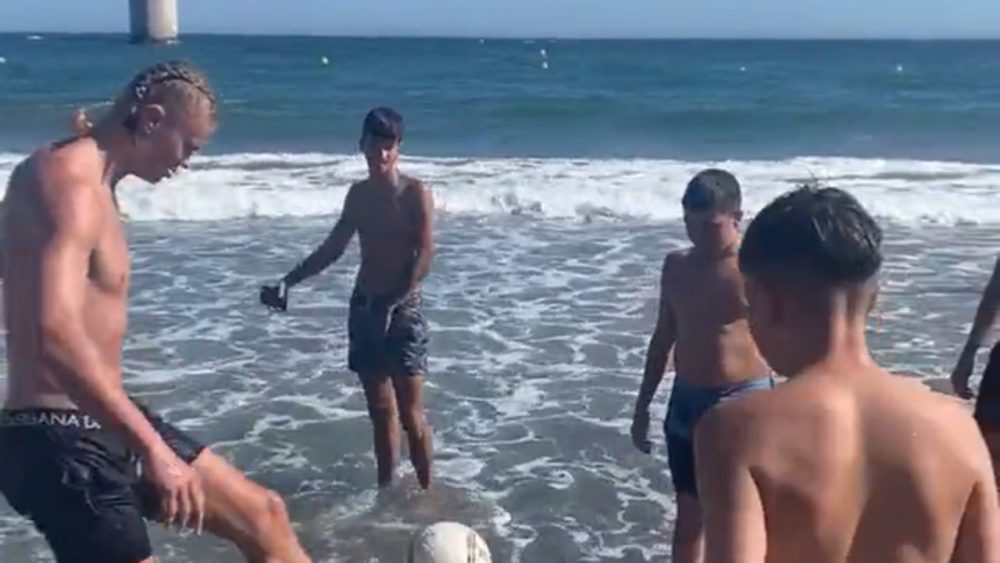El sueño de Haaland de jugar el Mundial 2026 arranca en Marbella - haaland sorprende chicos playa marbella apunta que caiga 69 El sueño de Haaland de jugar el Mundial 2026 arranca en Marbella - haaland sorprende chicos playa marbella apunta que caiga 69