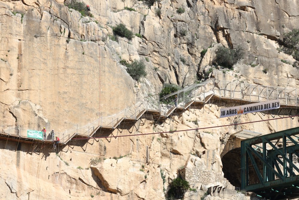 El Caminito del Rey conmemora sus 120 años de historia con nuevas obras y un puente colgante récord - primera piedra nuevo puente del caminito del rey 3 El Caminito del Rey conmemora sus 120 años de historia con nuevas obras y un puente colgante récord - primera piedra nuevo puente del caminito del rey 3