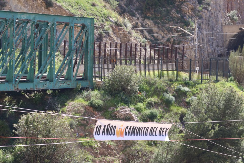 El Caminito del Rey conmemora sus 120 años de historia con nuevas obras y un puente colgante récord - primera piedra puente caminito 2 El Caminito del Rey conmemora sus 120 años de historia con nuevas obras y un puente colgante récord - primera piedra puente caminito 2