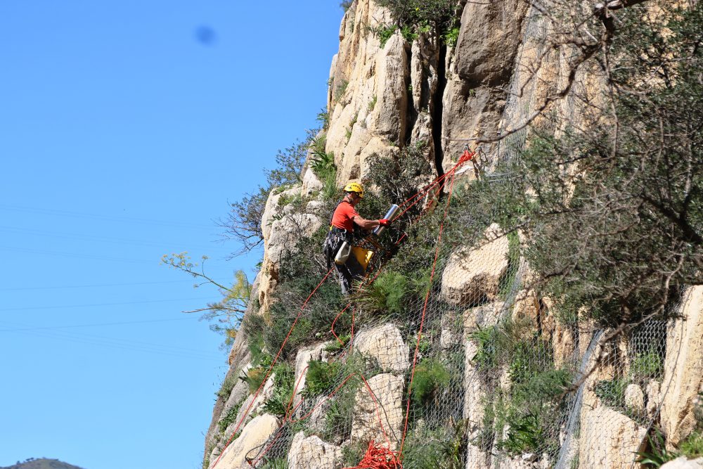 El Caminito del Rey conmemora sus 120 años de historia con nuevas obras y un puente colgante récord - primera piedra puente caminito El Caminito del Rey conmemora sus 120 años de historia con nuevas obras y un puente colgante récord - primera piedra puente caminito