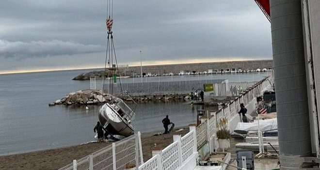 Retiran la embarcación de la playa de Fuengirola en la que encontraron el cadáver de un alemán de 56 años - 487459752 18057951065153697 5405680877818943883 n e1743672594653 etiran la embarcación de la playa de Fuengirola en la que encontraron el cadáver de un hombre dentro. / FSQ