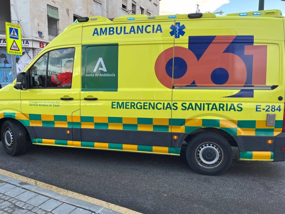 Rescatan en estado crítico a un hombre tras sufrir un coma diabético en un hostal de Mollina - Ambulancia ambulancia