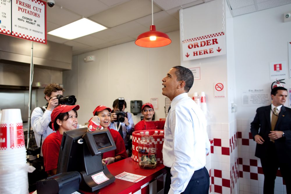 La cadena preferida de Barack Obama amplía su presencia en Marbella con un nuevo restaurante - Barack Obama orders lunch at Five Guys La cadena preferida de Barack Obama amplía su presencia en Marbella con un nuevo restaurante - Barack Obama orders lunch at Five Guys