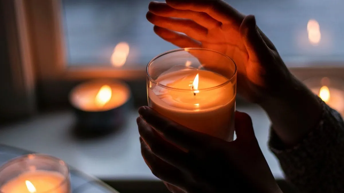 Benalmádena Pueblo revive el apagón este lunes - Cuidar velas Uso de velas durante el apagón.