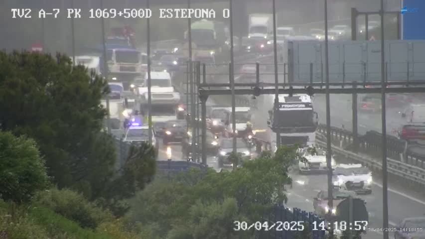 Un accidente en la A-7 en Estepona complica el tráfico en dirección a Marbella - GpyHMt7XYAAViJU Un accidente en la A-7 en Estepona complica el tráfico en dirección a Marbella - GpyHMt7XYAAViJU