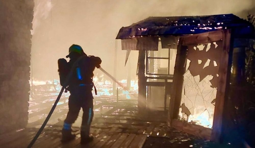 Un incendio calcina el chiringuito de El Silencio de la playa de Los Álamos de Torremolinos - Incendio recorte Un incendio calcina el chiringuito de El Silencio de la playa de Los Álamos de Torremolinos - Incendio recorte