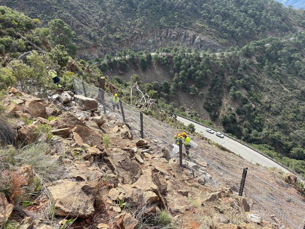 La Junta continua con las obras de reparación de la A-397 estableciendo una malla de contención en la ladera - Obras carretera La Junta continua con las obras de reparación de la A-397 estableciendo una malla de contención en la ladera - Obras carretera