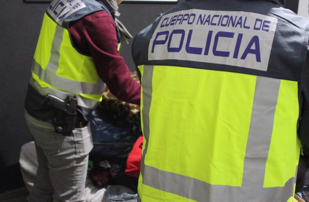 Detenido en Barcelona un hombre procedente de Málaga con 12 kilos de marihuana y un datáfono para estafar pasajeros - Policia Nacional Malaga Detenido en Barcelona un hombre procedente de Málaga con 12 kilos de marihuana y un datáfono para estafar pasajeros - Policia Nacional Malaga