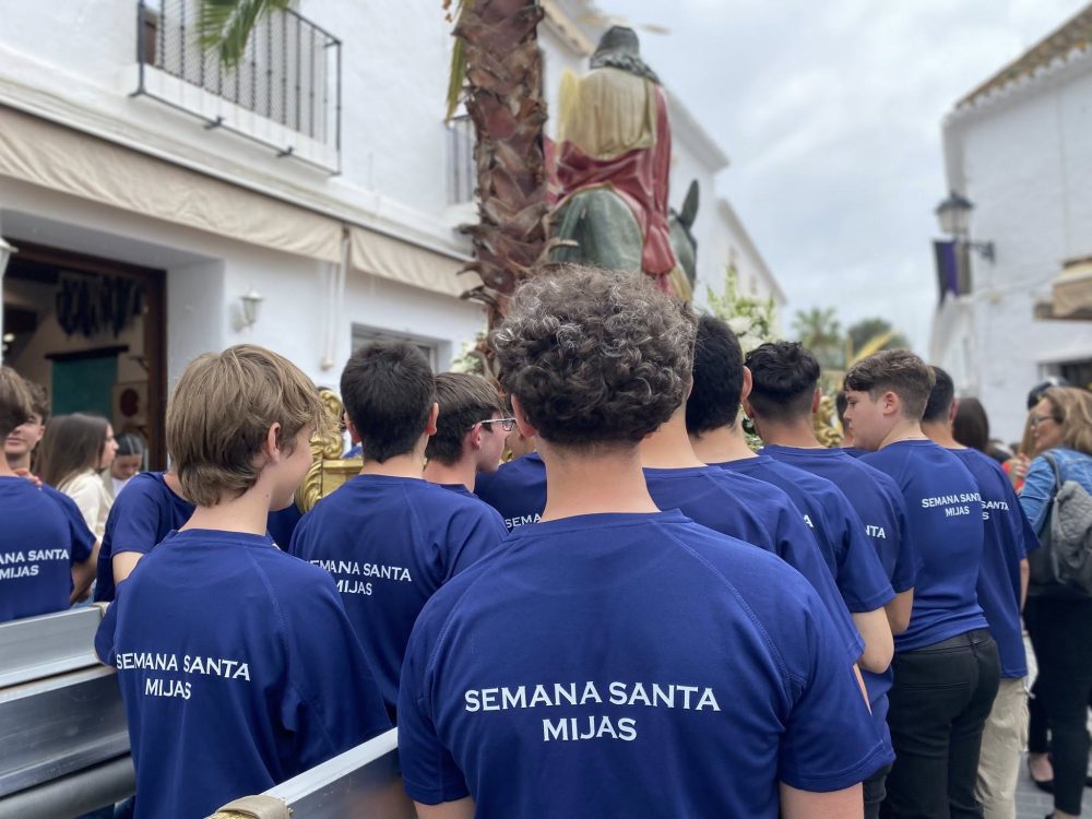 Niños y mayores acompañan un año más a la Pollinica por las calles de Mijas - Pollinica Mijas Niños y mayores acompañan un año más a la Pollinica por las calles de Mijas