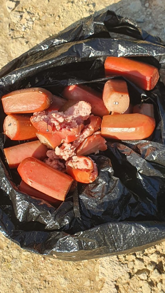Atención a los dueños de perros en Estepona: aparecen salchichas con alfileres en la zona de Galera - Salchichas vertical 1 Atención a los dueños de perros en Estepona: aparecen salchichas con alfileres en la zona de Galera - Salchichas vertical 1