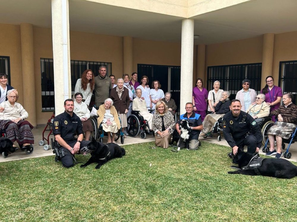 Torremolinos desarrolla exhibiciones de la Unidad Canina de la Policía Local en residencias de mayores - Torremolinos perros Torremolinos desarrolla exhibiciones de la Unidad Canina de la Policía Local en residencias de mayores - Torremolinos perros