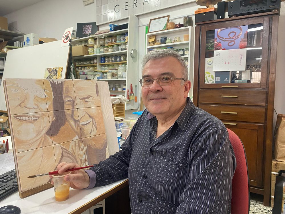 José Ángulo: El maestro de los azulejos que lleva 38 años dando vida a la cerámica en Mijas - WhatsApp Image 2025 04 08 at 11.39.21 José Ángulo: El maestro de los azulejos que lleva 38 años dando vida a la cerámica en Mijas - WhatsApp Image 2025 04 08 at 11.39.21