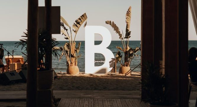 ¿Preparado para besar en la Costa del Sol? Beso Beach Estepona regresa con más sabor y ritmo en este 2025 - image002 2 e1743516059101 ¿Preparado para besar en la Costa del Sol? Beso Beach Estepona regresa con más sabor y ritmo en este 2025 - image002 2 e1743516059101