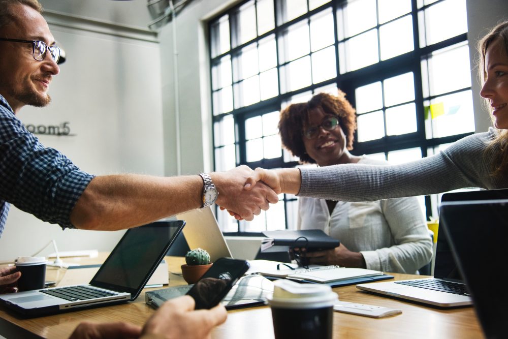 Cocineros, médicos, dependientes y mucho más: las ofertas de empleo más destacadas de la Costa del Sol esta semana - job office white collar worker hand collaboration design 1549583 Cocineros, médicos, dependientes y mucho más: las ofertas de empleo más destacadas de la Costa del Sol esta semana - job office white collar worker hand collaboration design 1549583