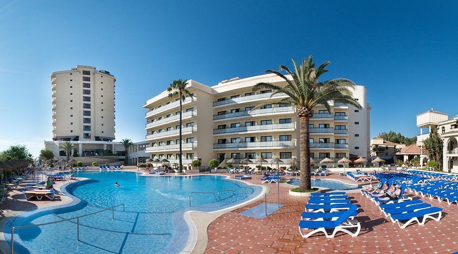 Un recepcionista salva la vida de un bebé prematuro durante el apagón en un hotel de Torremolinos - piscina Un recepcionista salva la vida de un bebé prematuro durante el apagón en un hotel de Torremolinos