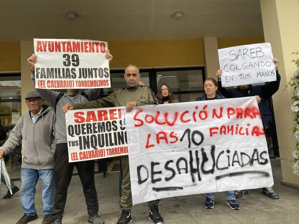 Torremolinos exige a Sareb frenar la cesión de 29 viviendas en El Calvario: “El Gobierno tiene la última palabra” - sareb calvario torremolinos Manifestación por la situación que viven los vecinos de El Calvario.