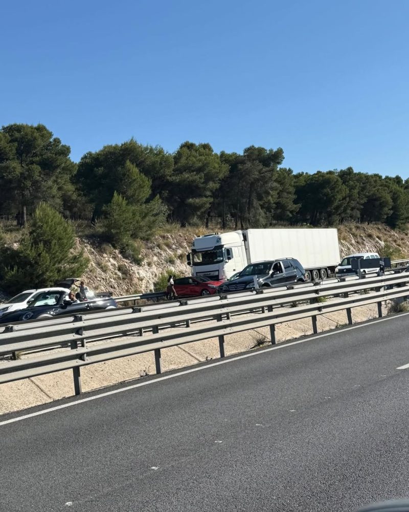 Un accidente en la A7 a la altura de Torremolinos provoca grandes retenciones en hora punta - Accidente en la autovia A 7 direccion Fuengirola a la altura de Torremolinos.Un camion tipo trailer ha colisionado contra un turismo causando grandes retenciones Accidente en la A7 a la altura de Torremolinos.