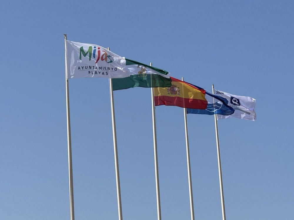 Mijas suma una nueva Bandera Azul y eleva a 5 el número de playas galardonadas - Banderas Azules ondeando Mijas suma una nueva Bandera Azul y eleva a 5 el número de playas galardonadas - Banderas Azules ondeando