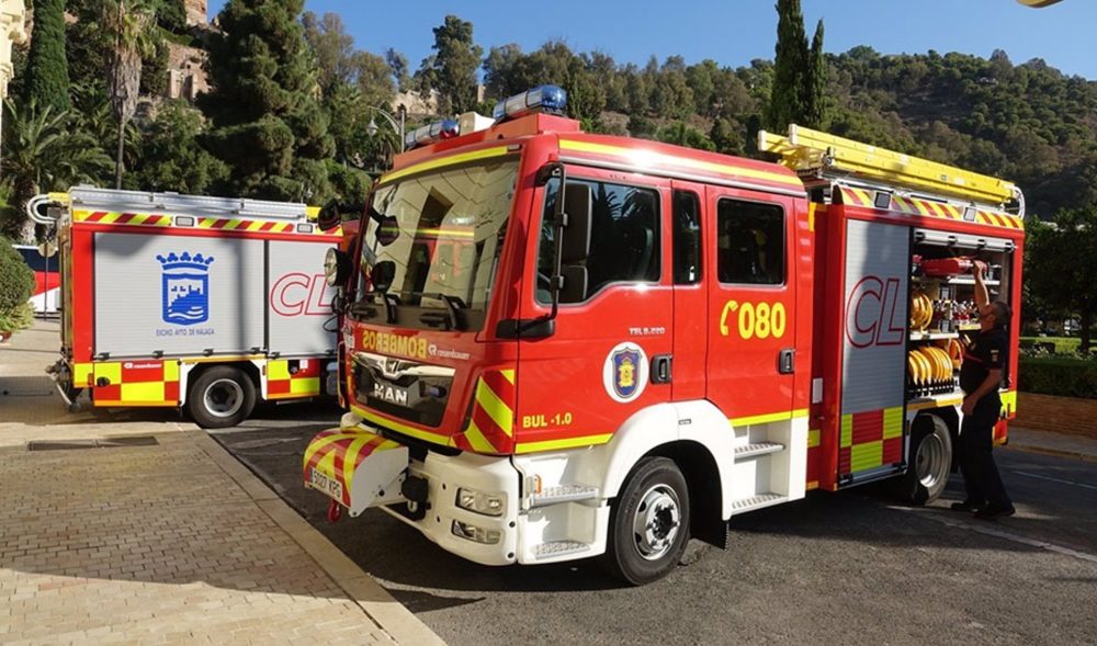 Cinco vehículos de maquinaria pesada calcinados en un incendio en Málaga - Bomberos Malaga 1 Bomberos Malaga