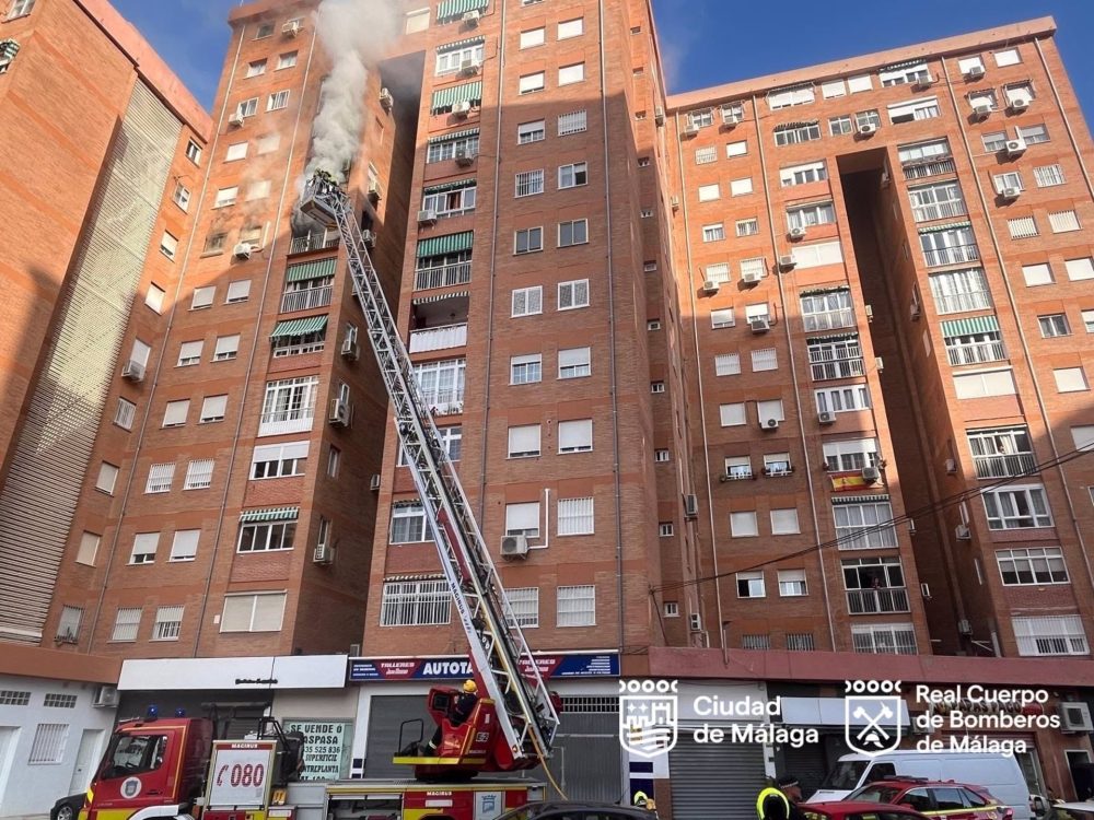 Fallece una persona tras precipitarse desde una octava planta durante un incendio en la capital - Bomberos Malaga 2 Fallece una persona tras precipitarse desde una octava planta durante un incendio en la capital - Bomberos Malaga 2